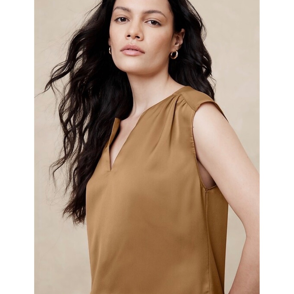 Banana Republic Womens Medium Camel Tan Silky V-Neck Sleeveless Blouse Top‎